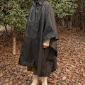 Miniatyrbild 3 av 5: Regnponcho för vuxna, unisex, med förvaringsväska, fickdesign, justerbar dragsko i huvan, lättviktig, vattentät regnrock Black