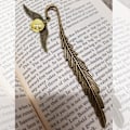Miniatyrbillede 5 af 7: 2 stk Harry Potter Gavebogmærker, Fjeder Bogmærke, Bogmærke med Hængende Gylden Snitch Bog Charm, Bogmærke Gave til Læsere og Bogelskere