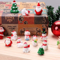 Miniatyrbilde 2 av 8: 12 stk. miniatyr julepynt i resin - snømenn, reinsdyr, julenissen - juletre for håndverk, snøkuler, eventyrhage, dukkehusdekorasjon