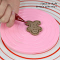 Miniatyrbillede 4 af 5: 14 cm kagedrejebord med skaladesign 360 graders roterbar DIY plastik mini fondant kagerulle White