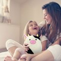 Pikkukuva 5 / 5: Mansikka-lehmä Plushie - 3D Söpö Täytetty Eläin Halattava Leikki - Musta Lehmä