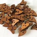 Miniatyrbilde 5 av 5: 100 stk hjerteformede treknapper, uforanderlige, brune, for sying