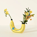 Miniatyrbild 1 av 4: Bananvas Eklektisk Unik Banan Resin Vas I Gul - Perfekt För Blomsterarrangemang Och Heminredning