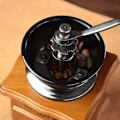 Miniatyrbild 5 av 5: Retro Trälåda Handvevad Keramisk Hjärtmalningskvarn Handdriven Kaffebönskvarn Kaffe