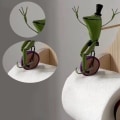 Miniatyrbillede 1 af 3: Toalettpapirholder i træ og badeværelseshylde med frø-tema