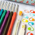 Pikkukuva 3 / 5: 45-osainen virkkuukoukkusetti, merkkejä, mittanauha - Knitting Kit Multicolor multifärg
