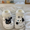 Miniatyrbilde 4 av 5: 12 stk 3D Clogs Sandaler Ornament (svart og hvit katt), Skoberlocker, Søte Skoprydnader for Clogs Sko Armbånd DIY