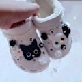 Miniatyrbilde 3 av 5: 12 stk 3D Clogs Sandaler Ornament (svart og hvit katt), Skoberlocker, Søte Skoprydnader for Clogs Sko Armbånd DIY
