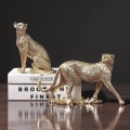 Miniatyrbillede 3 af 3: Moderne Gepardfigur i polyresin til boligindretning (stående, gylden)