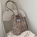 Pikkukuva 1 / 10: Rento kangaskassi Leopard olkalaukku 2 2 2 2