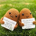 Miniatyrbild 3 av 5: Rolig positiv potatisstickad potatisdocka 1 1 1 1 1
