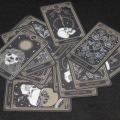 Pikkukuva 3 / 4: Kehäkukka Tarot-kortti Tumma tuuli Carlo-kortti Kallolautapeli zdq