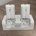 Miniatyrbild 3 av 4: Laddare för två Nintendo Wii U-fjärrkontroller, laddningsdocka + 2x laddningsbara ersättningsbatterier, tillbehör, vit