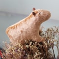 Miniatyrbild 4 av 5: Simulerad Capybara Plyschleksak och Capybara Gosedjursdocka Bi Brun