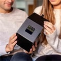 Miniatyrbillede 3 af 5: Et års dates: Surprise Edition - Valentinsdagsgave, en Date Night-boks med forseglede date-ideer, perfekt gave til papirbryllup
