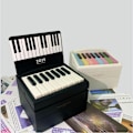 Miniatyrbilde 1 av 4: 2025 Taylor Swift Crossover Piano Kalender Skrivebords Kalender Miniatyr Piano Musikknoter Prydnader (Svart)