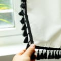 Pikkukuva 4 / 5: Mustavalkoiset boho-keittiövalanssit ikkunoihin boheemi maalaistalo