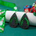 Miniatyrbillede 4 af 5: Jule dobbelt drop læder øreringe juletræ udskåret fr