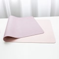 Miniatyrbillede 1 af 5: PU Læder Skrivebordsmatte, Udvidet Mussemåtte, Vandafvisende Skrivebordsbeskytter, Ultratynd Stor Laptop Tastaturmatte (lilla+pink), Dobbeltsidet 100*50cm