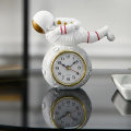Miniatyrbillede 3 af 5: Kreativt skrivebordsuhr Flyvende rummand dekoration astronaut soveværelse