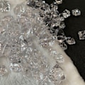 Miniatyrbild 5 av 5: 100 små diamantformade isbitkristaller för bordsdekoration