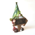 Miniatyrbilde 1 av 5: Hagenisse-statue, grønn hatt velkomststatue i harpiks med solcellelys