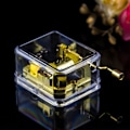 Miniatyrbild 3 av 5: Guld Genomskinlig Akryl Musikbox, Tillägnad Mor/Far/Dotter