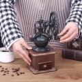 Pikkukuva 3 / 5: Vintage-pyörivä kahvimylly Kotitalouskahvimylly Mies