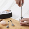 Miniatyrbilde 2 av 5: 5-delt eggknusersett - Inkluderer 2 eggkopper, 2 skjeer og 1 eggdeler
