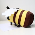 Pikkukuva 4 / 5: My world Bee -peli, jossa on keltainen mehiläispehmolelu lapsille
