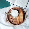Miniatyrbillede 2 af 6: Rund flettet serveringsbakke med håndtag, rattan - 24 cm i diameter