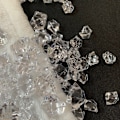 Miniatyrbild 2 av 5: 100 små diamantformade isbitkristaller för bordsdekoration