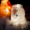 Pikkukuva 1 / 5: Halloween-verkko venyvä hämähäkinseitillä ja 2 keinotekoisella hämähäkillä, juhlatarvikkeet (valkoinen)