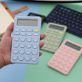 Miniatyrbild 2 av 5: Söt Färgad Kalkylator Automatisk Sömn Lättläst Kalkylator För Skolstudenter Pojkar Flickor (Himmelsblå)
