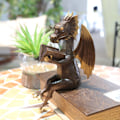 Miniatyrbillede 5 af 5: Havefigur af læsende dinosaur i harpiks - klassisk drage