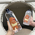 Pikkukuva 1 / 2: 1000ml Söpö Panda-Karhu Muovikuppi Läpinäkyvä Pakkaslasitettu Piirretty Vesipullo (A2(1000ml))