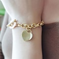 Miniatyrbillede 3 af 4: Elegant kærlighed i guld rustfrit stål kæde led charme armbånd til kvinder med toggle-lås