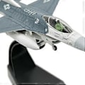 Miniatyrbilde 2 av 5: Støpt Modell Simulering Voksne Gaver 1/100 F16C Jagerfly for Kontor Hjem