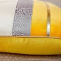 Pikkukuva 4 / 5: Kirjokuvioinen Keltainen Silkkimäinen Samettityynynpäällinen Kultaisilla Raidoilla Nahkaisen Tyynyn Kotelon kanssa Moderni Luksus Lumbar Tyynynpäällinen, 12x20 tuumaa