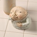 Miniatyrbild 2 av 4: Pojke som håller sig för näsan Skulptur Primitiv Kitschy Figur Badrum Dekor