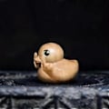 Miniatyrbilde 4 av 5: Morsom Resin Andefigur med Langfinger, Unike Andefigur-spøkegaver med Langfinger, Mini Andeornament for Hjemmekontor Skrivebordsdekor -NMAOV (Small)