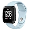 Pikkukuva 2 / 2: Yksivärinen rullattu silikoninen ranneke Fitbit Versa 1/2/Lite -kelloon, korvaava ranneke - vauvansininen (vauvansininen)