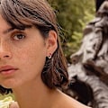 Miniatyrbillede 2 af 3: Guld Huggie Hoop Øreringe   Guldbelagt Ørestik Manchet Diamant Rød Grøn   Turkis Indlæg Halv Sovesofa Lille Boho B