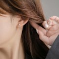 Miniatyrbild 2 av 5: Korsörhängen för kvinnor | Små religiösa tro Cubic Zirconia Cross Studs Huggies örhängen