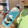 Pikkukuva 1 / 5: 1000ml Söpö Panda-Karhu Muovikuppi Läpinäkyvä Pakkasenpehmeä Piirretty Vesipullo (A6(1000ml))