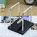 Miniatyrbillede 5 af 5: Newton Pendul - Kuglespil - 5 Kugler Pendul - Kugle Pendul Til Skrivebord, Newton Vugge Med Ramme Og Stålkugler (Størrelse: L)