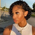 Miniatyrbilde 3 av 5: Kort krøllete parykker for svarte kvinner Ingen blonder Pixie Cut parykk Kort menneskehår parykker for svarte kvinner Menneskehår Pixie Cut parykker