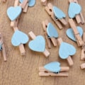Miniatyrbilde 1 av 3: 50 stk Mini Tre Klyper Klesklyper Håndverk Klyper med hjerter