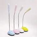 Miniatyrbilde 2 av 3: Sammenleggbar LED Skrivebordslampe Dimbar Berørings Bordlampe 4.5v AAA Batteri Barn Student Studie Lesing Øyebeskyttelse Bærbar Lampe (Gul)