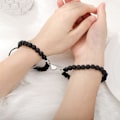 Miniatyrbild 3 av 3: 2 st natursten pärlor magnetiskt armband par anslutande armband Alla hjärtans dag present till par Honom och henne svart och vit